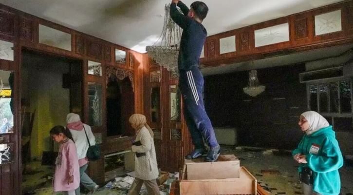 সিরিয়ার ‘প্রেসিডেন্ট প্রাসাদে’ জনতার লুটপাট