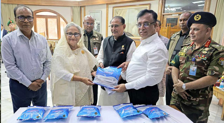 প্রধানমন্ত্রীর নিকট ‘বিএফডিসি রেডি টু কুক ফিশ’ ও মিল্কিং মেশিন হস্তান্তর