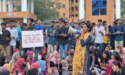 বরিশাল-কুয়াকাটা মহাসড়ক অবরোধে বরিশাল বিশ্ববিদ্যালয়ের শিক্ষার্থীরা
