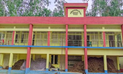 রাজীবপুরে স্কুলের বারান্দায় খড়ের স্তূপ প্রধান শিক্ষককে শোকজ