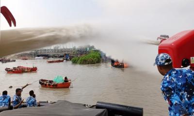 কর্ণফুলী নদীতে ফিশিং বোর্ড জাহাজে আগুন