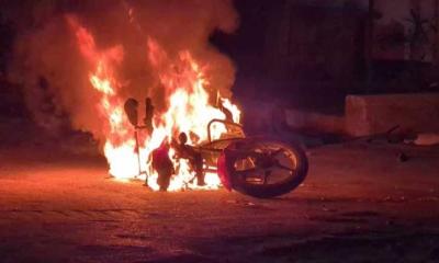 রাজশাহীতে বিএনপির দুই গ্রুপের ৬ ঘন্টা সংঘর্ষ, সাংবাদিকের মোটরসাইকেলে আগুন
