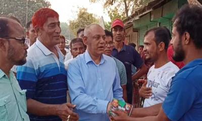 পার্বতীপুরে ব্যারিস্টার একেএম কামরুজ্জানের পথসভা ও লিফলেট বিতরণ