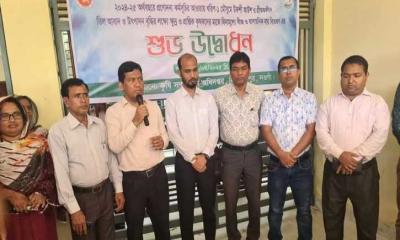 নিয়ামতপুরে ক্ষুদ্র ও প্রান্তিক কৃষকদের মাঝে প্রণোদনার সার-বীজ বিতরণ