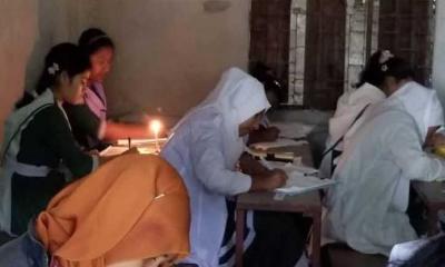 বৃষ্টিতে ‘বিদ্যুৎবিভ্রাট’, রাণীশংকৈলে  মোমবাতির আলোতে এসএসসি পরীক্ষা!