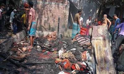 শালিখায় বৈদ্যুতিক শর্টসার্কিটে আগুনে বসতঘর পুড়ে ছাই, একজনের মৃত্যু
