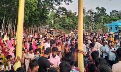 নলছিটিতে পহেলা বৈশাখে গ্রামীণ খেলায় উৎসুক জনতার ঢল