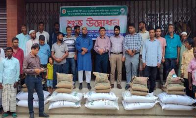 পত্নীতলায় সাড়ে চার হাজার কৃষক পেলো প্রণোদনার সার ও বীজ