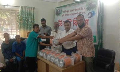 শেরপুরে ঝিনাইগাতীতে বন্যহাতি তাড়াতে জ্বালানী তেল ও টর্চ লাইট বিতরণ
