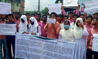 সাতক্ষীরা খুলনা রোডে ছয় দফা দাবিতে পলিটেকনিক ইনস্টিটিউট ছাত্রদের বিক্ষোভ