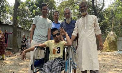সোহেল রানা (অনুরুক্তি) প্রচারণায় এক প্রতিবন্ধী কে হুইল চেয়ার উপহার প্রদান