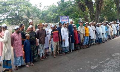 শেরপুরে ঈদগাহ মাঠের উন্নয়ন কাজে বাধা দেওয়ায় মুসল্লিদের মানববন্ধন