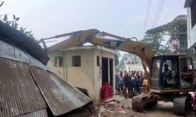 ফরিদপুরে উচ্ছেদ অভিযানে ৫টি দোকানঘর ভেঙে দিলেন ইউএনও