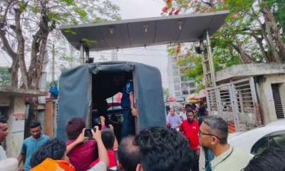 ফরিদপুর মেডিকেল কলেজ হাসপাতাল থেকে নারী দালালকে পুলিশের কাছে সোপর্দ