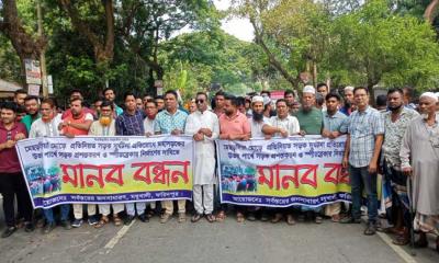 ফরিদপুরে স্পিডব্রেকার স্থাপনের দাবিতে এলাকাবাসীর মানববন্ধন ও সড়ক অবরোধ