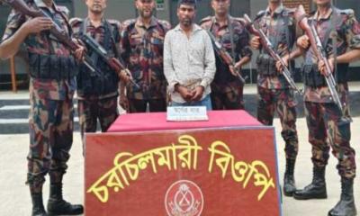 কুষ্টিয়ায় বিজিবির অভিযানে ১২টি স্বর্ণের বারসহ চোরাকারবারি আটক