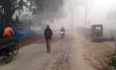 ঘন কুয়াশায় পঞ্চগড়ে বেড়েছে শীতের তীব্রতা