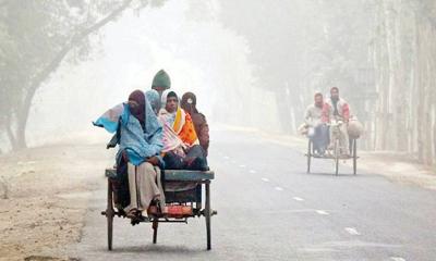 ঘন কুয়াশায় দিনাজপুরে বেড়েছে শীতের প্রকোপ