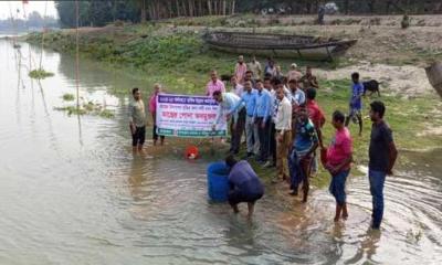 মান্দায় আত্রাই নদীর অভয়াশ্রমে পোনামাছ অবমুক্ত করলেন জেলা প্রশাসক
