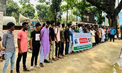 ঘুষ কেলেঙ্কারিতে জড়িত নাজিরকে স্থায়ী বরখাস্তের দাবিতে লালমনিরহাটে মানববন্ধন