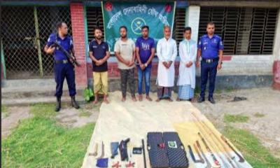 নড়াইলে মসজিদের ইমামকে মারধরের ঘটনায় সংঘর্ষ, অস্ত্রসহ আটক ৫