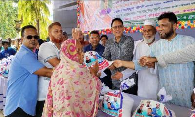 পবিত্র ঈদুল ফিতর উপলক্ষ্যে কমলগঞ্জ পৌরসভায় ৩ হাজার ৮১ পরিবারের মাঝে চাল বিতরণ