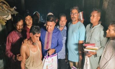 মধ্যরাতে অসহায় পরিবারের মাঝে ঈদের খাদ্যসামগ্রী নিয়ে হাজির বিএনপি নেতা কাজী শিপন