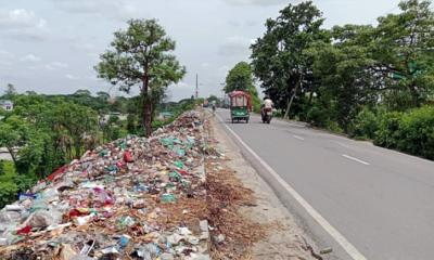 ময়লার ভাগাড়ে স্বাগত-বিদায় জানায় হাজীগঞ্জ পৌরসভা