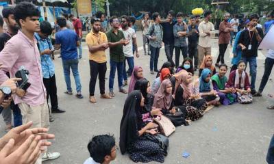 তিন দফা দাবিতে দ্বিতীয় দিনের মতো কাকরাইলে অবস্থান জবি শিক্ষার্থীদের