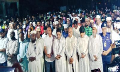 শহীদ বাবার কবরের পাশে চিরনিদ্রায় শায়িত লামিয়া
