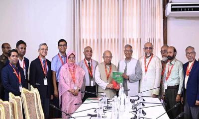 প্রধান উপদেষ্টার কাছে স্বাস্থ্য সংস্কার কমিশনের চূড়ান্ত প্রতিবেদন জমা