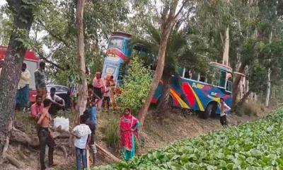 হাকিমপুরে নিয়ন্ত্রণ হারিয়ে যাত্রীবাহী বাস খাদে