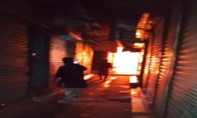 মুন্সীগঞ্জের শ্রীনগর বাজারে ১৩৬টি দোকান আগুনে পুড়ে  ক্ষতিগ্রস্ত হয়েছে