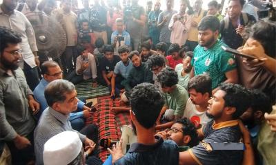 শিক্ষা উপদেষ্টার অনুরোধেও কুয়েট শিক্ষার্থীদের অনশন ভাঙল না