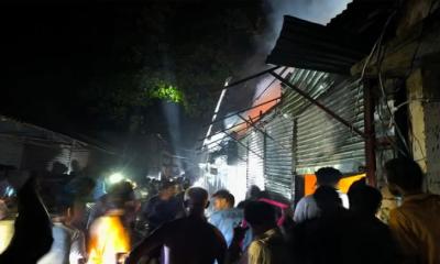 মধ্যনগরে ভয়াবহ অগ্নিকাণ্ডে ছয়টি দোকান পুড়ে ছাই, ক্ষতি প্রায় ২ কোটি টাকা