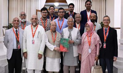 প্রধান উপদেষ্টার কাছে স্বাস্থ্য সংস্কার কমিশনের চূড়ান্ত প্রতিবেদন জমা