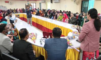 মাগুরায় নারী উদ্যোক্তা ও প্রশিক্ষনার্থীদের মাঝে চেক বিতরণ
