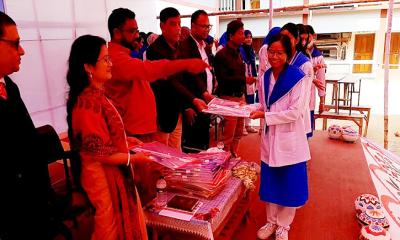 বণিক সরকারি বালিকা উচ্চ বিদ্যালয়ে শিক্ষার্থীদের নবীন বরণ ও বিদায় সংবর্ধনা অনুষ্ঠিত