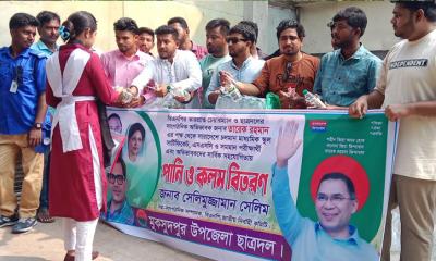 এসএসসি পরীক্ষার্থীদের মাঝে মুকসুদপুর উপজেলা ছাত্রদলের পানি ও কলম বিতরণ