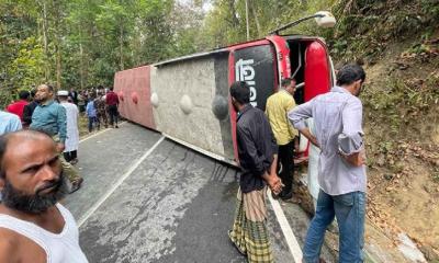 কাপ্তাইয়ে পর্যটকবাহী বাস উল্টে আহত ১৩