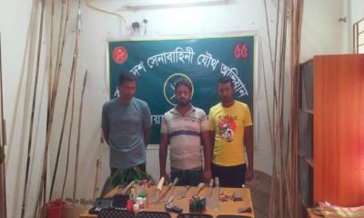 নড়াইলে সেনাবাহিনীর  বিশেষ অভিযানে শুটারগান ও দেশীয় অস্ত্রসহ গ্রেপ্তার ৩