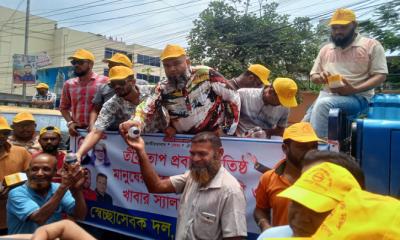 ফরিদপুরে  স্বেচ্ছাসেবক দলের উদ্যোগে  খাবার পানি ও স্যালাইন বিতরণ