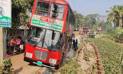 রাস্তার বেহাল দশা, নিয়ন্ত্রণের বাইরে নোবিপ্রবির বাস