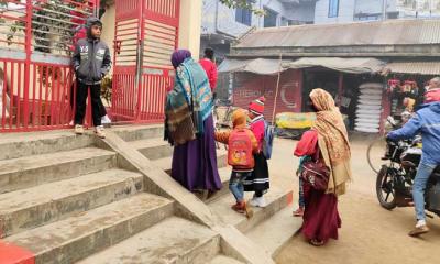 ভাঙ্গুড়ায় কনকনে শীতে দুর্ভোগে শিশু শিক্ষার্থীরা