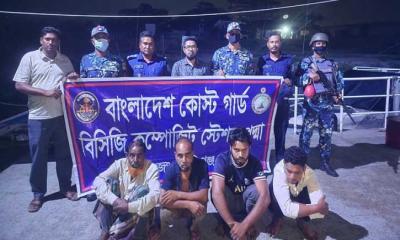 পদ্মায় ড্রেজার দিয়ে অবৈধভাবে বালু উত্তোলনের দায়ে ৪ জনকে কারাদণ্ড ও অর্থদন্ড