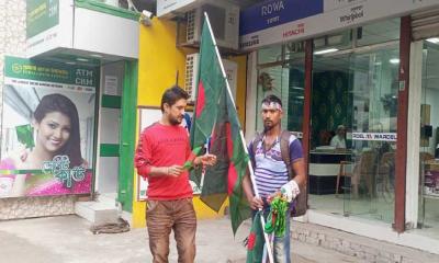 মহান বিজয় দিবস উপলক্ষে জাতীয় পতাকা বিক্রি হচ্ছে