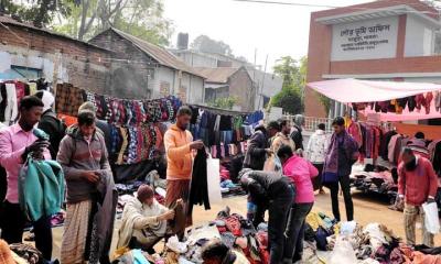 ভাঙ্গুড়ার ফুটপাতে ২০ টাকায় শীতের পোশাক, উপচেপড়া ভীড়