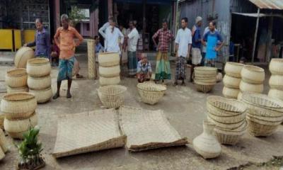 ধনবাড়ীতে বিলুপ্তির পথে বাঁশ ও বেত শিল্প