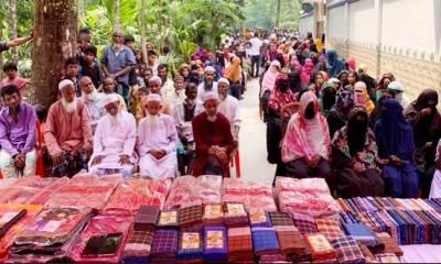 অসহায়দের মাঝে ঈদ সামগ্রী বিতরণ করেছে যুবলীগ