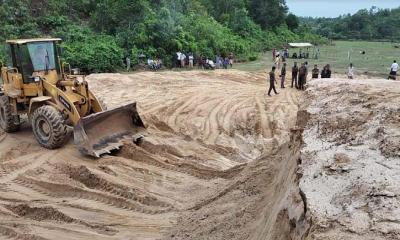 পেকুয়ায় জব্দকৃত  বালু প্রকৃতির সাথে মিশিয়ে দিলো বনবিভাগ